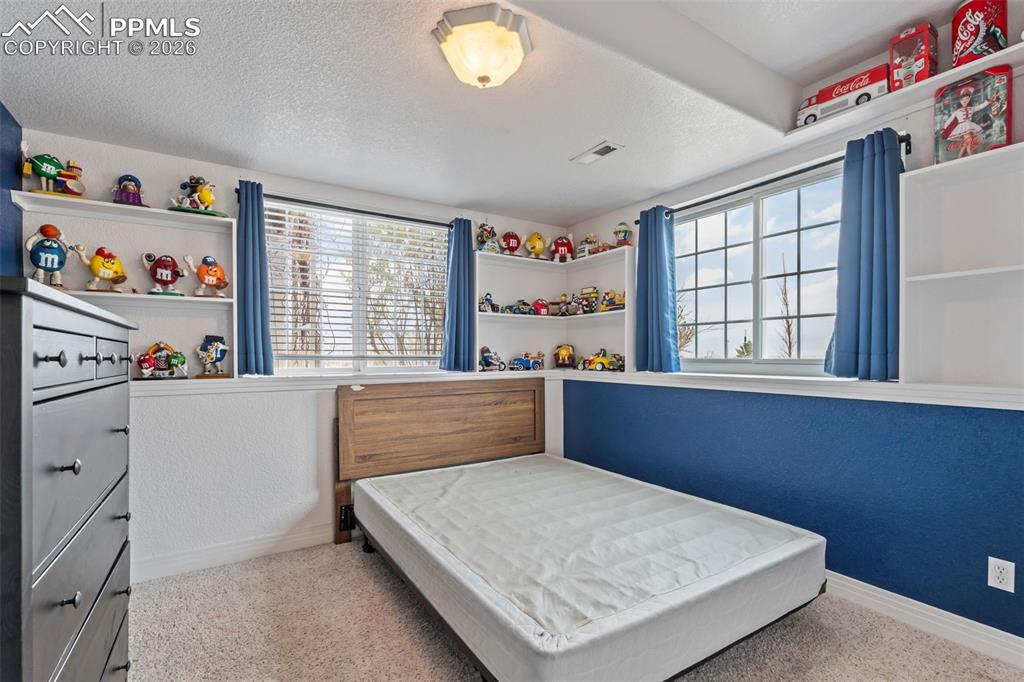 Image 31 of 50: Bedroom