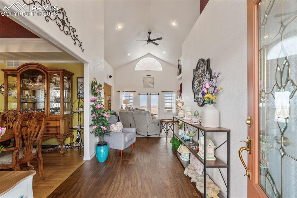 Image 4 of 50: Entrance Foyer