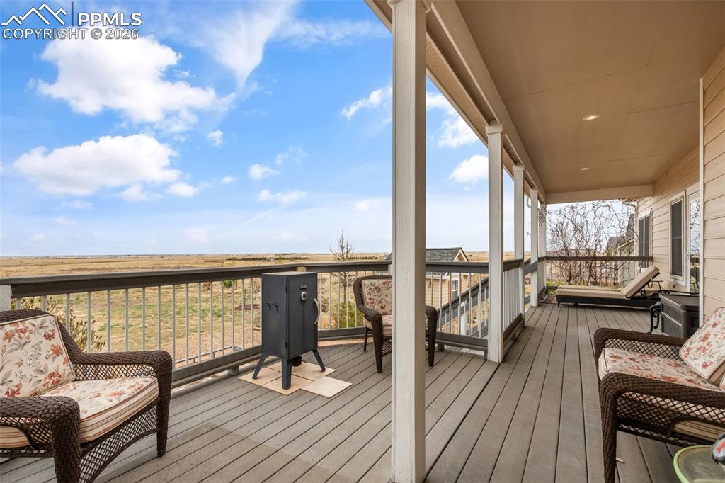 Image 40 of 50: Deck