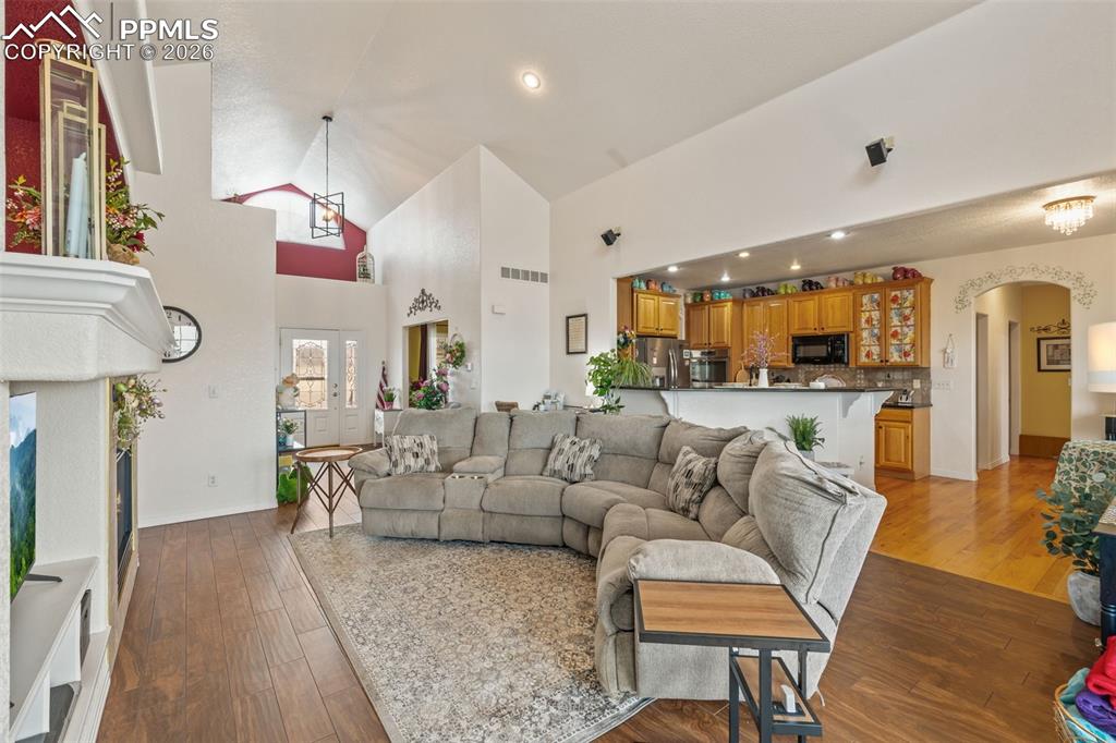 Image 5 of 50: Living Room