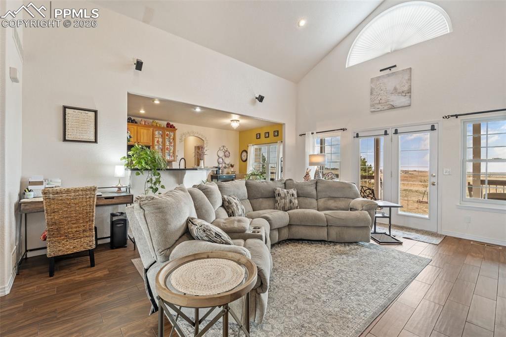 Image 6 of 50: Living Room