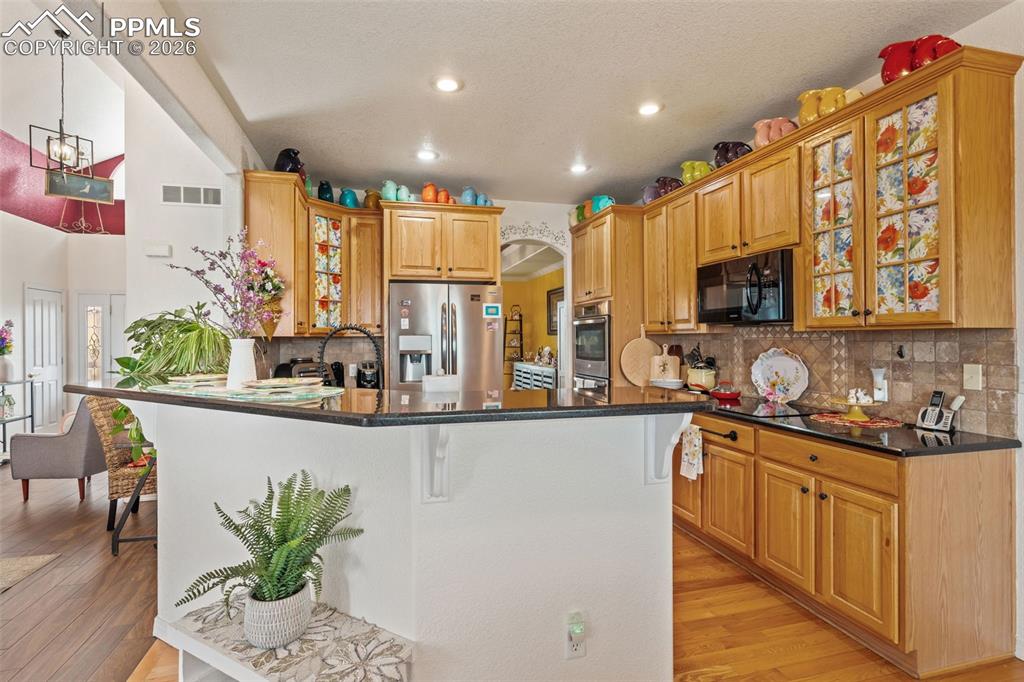 Image 7 of 50: Kitchen