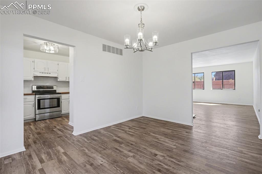 Image 15 of 33: Dining Area