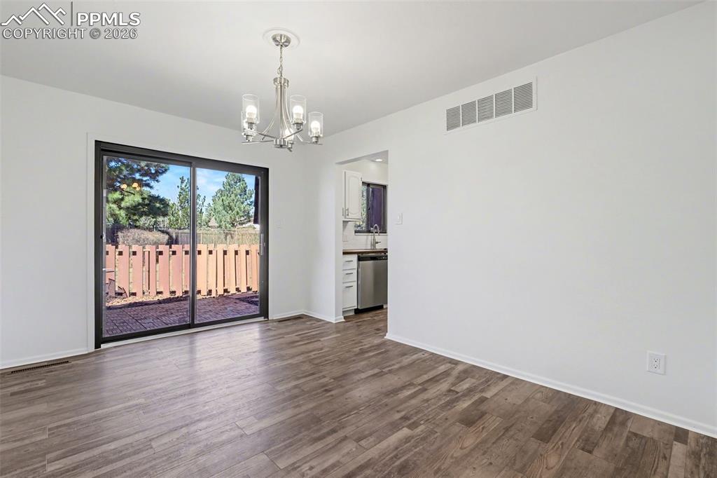 Image 16 of 33: Dining Area