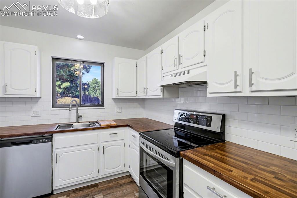 Image 18 of 33: Kitchen