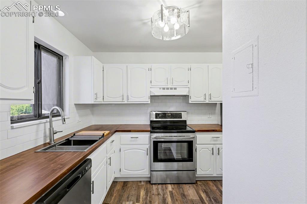 Image 19 of 33: Kitchen