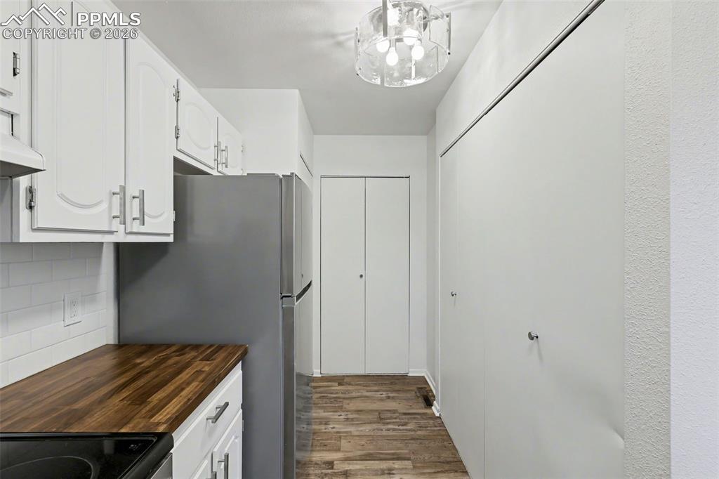 Image 20 of 33: Kitchen