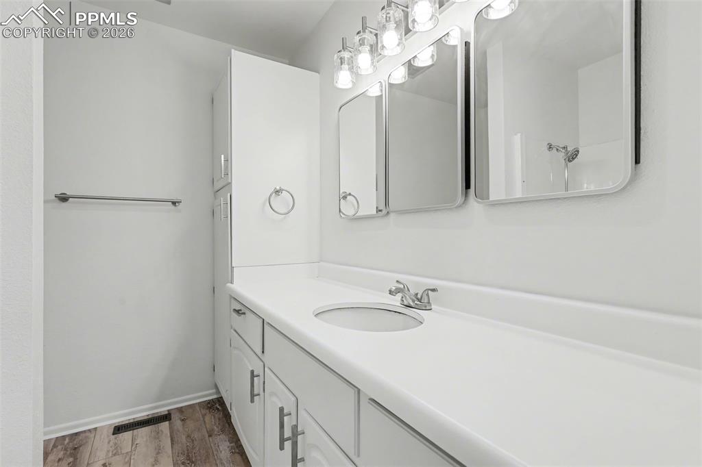 Image 23 of 33: Bathroom