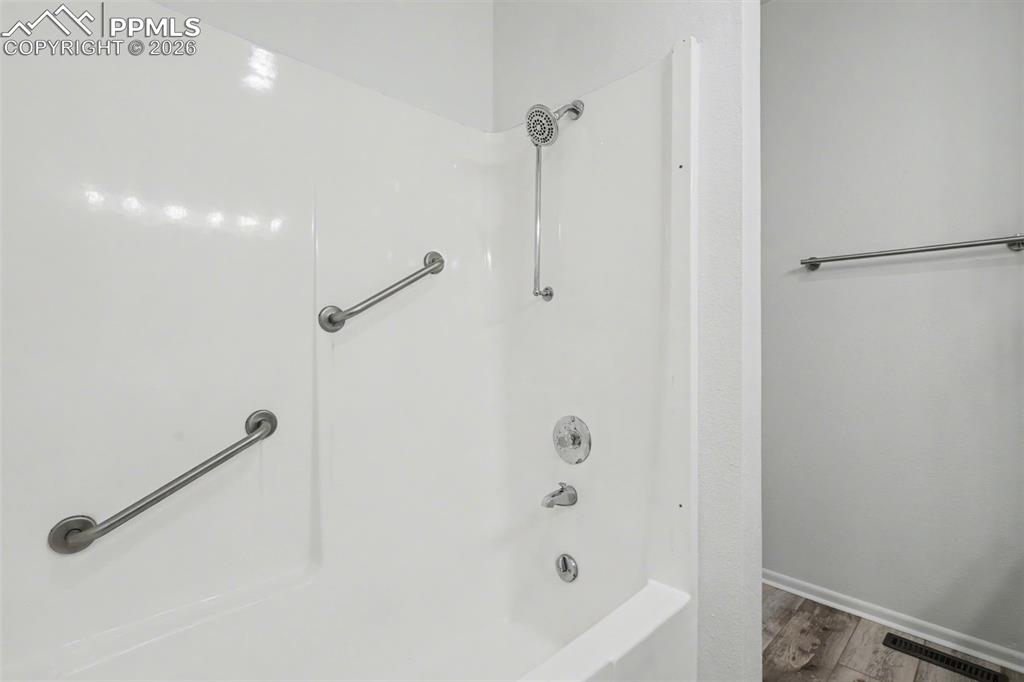 Image 24 of 33: Bathroom