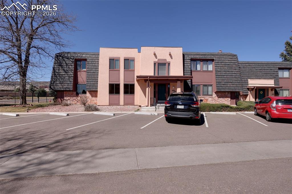 Image 9 of 33: Parking