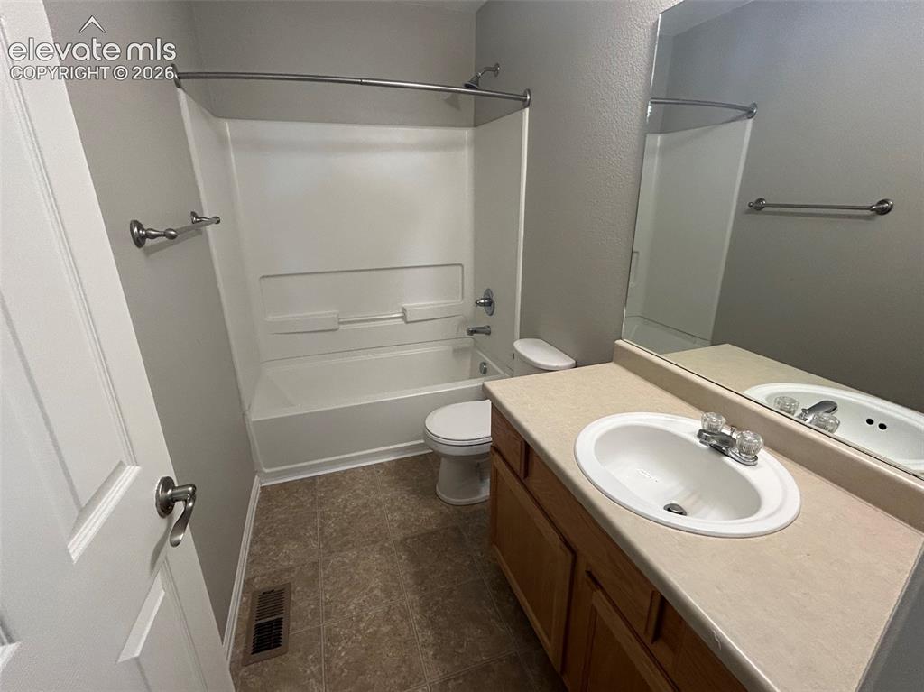 Image 17 of 41: Bathroom