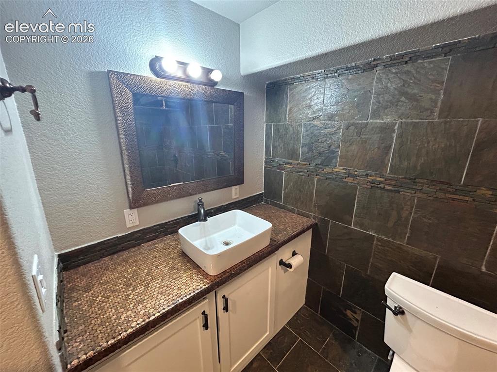 Image 34 of 41: Bathroom