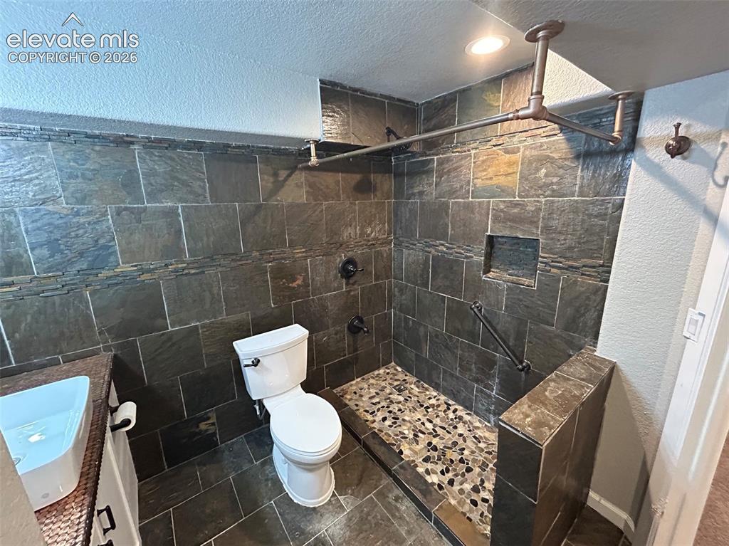 Image 35 of 41: Bathroom