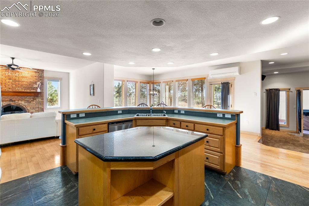 Image 15 of 50: Kitchen