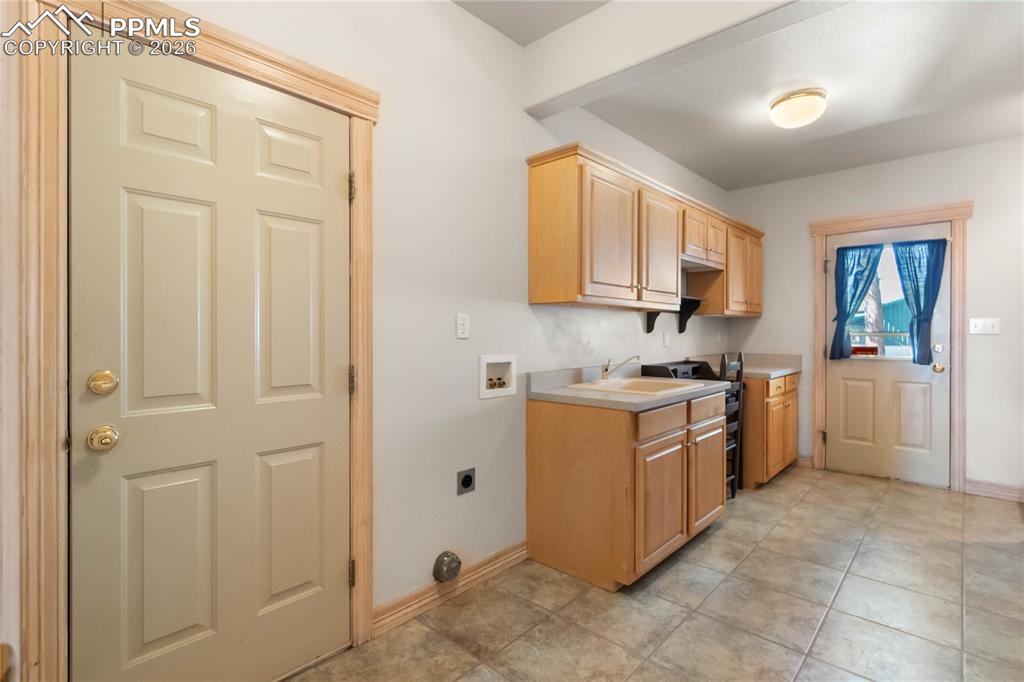 Image 19 of 50: Laundry