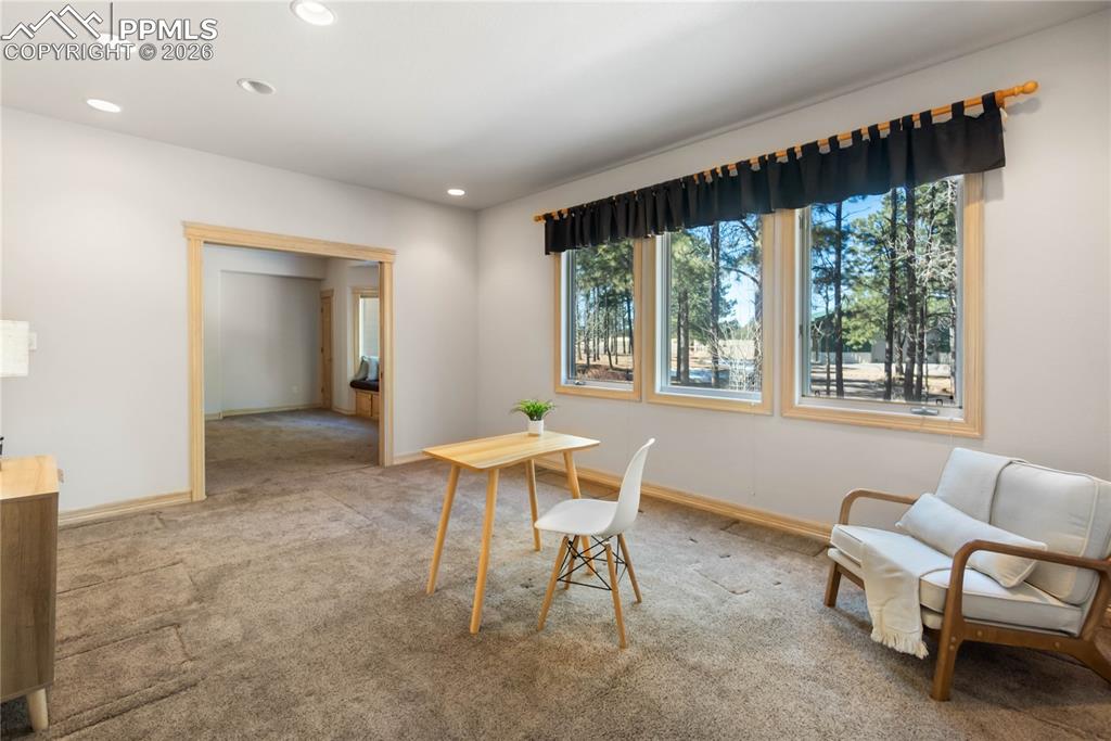 Image 21 of 50: Dining Area