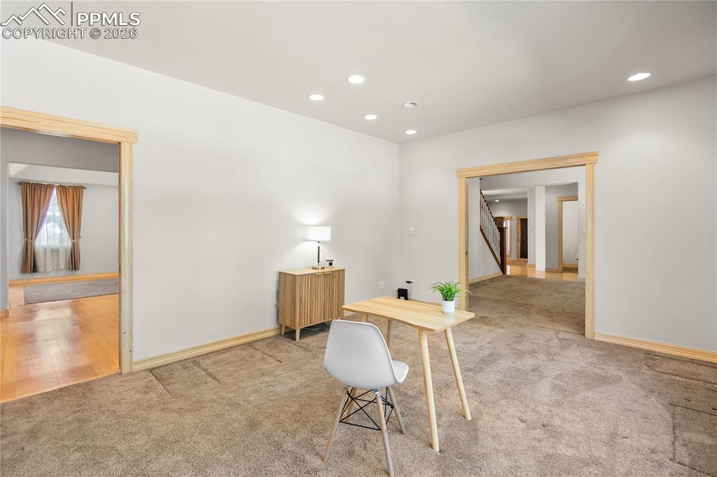 Image 27 of 50: Office