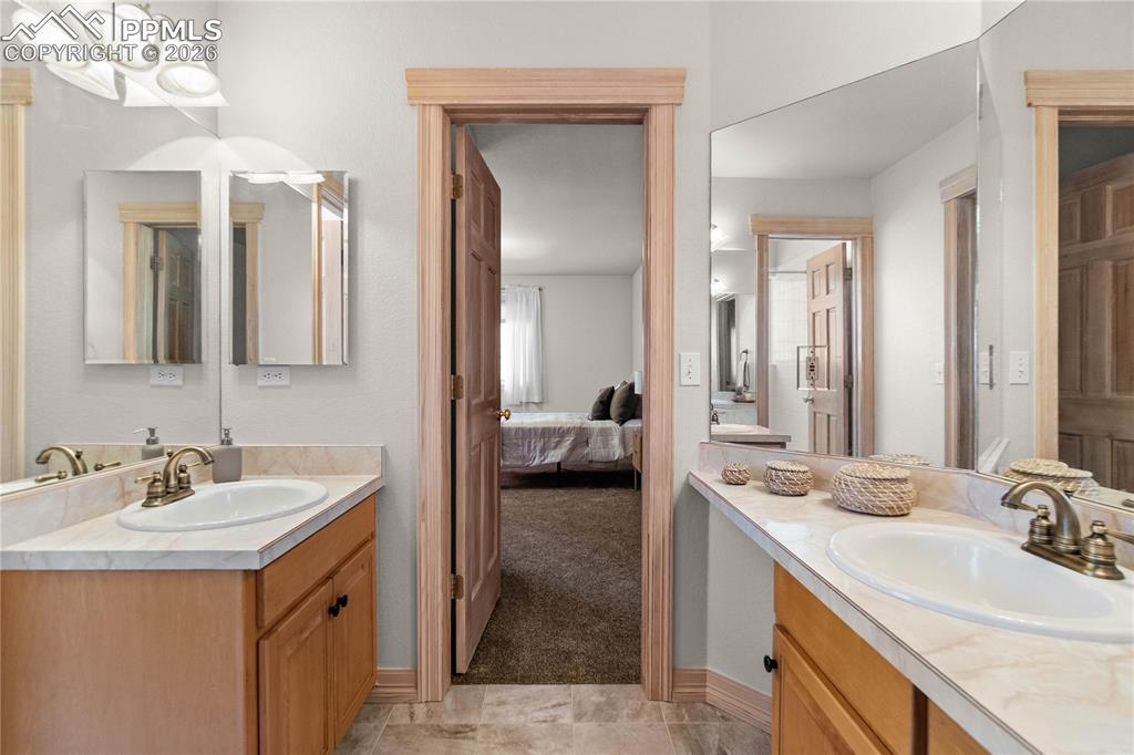 Image 30 of 50: Bathroom