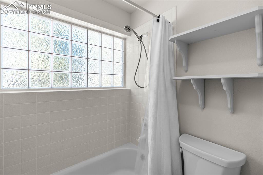 Image 31 of 50: Bathroom