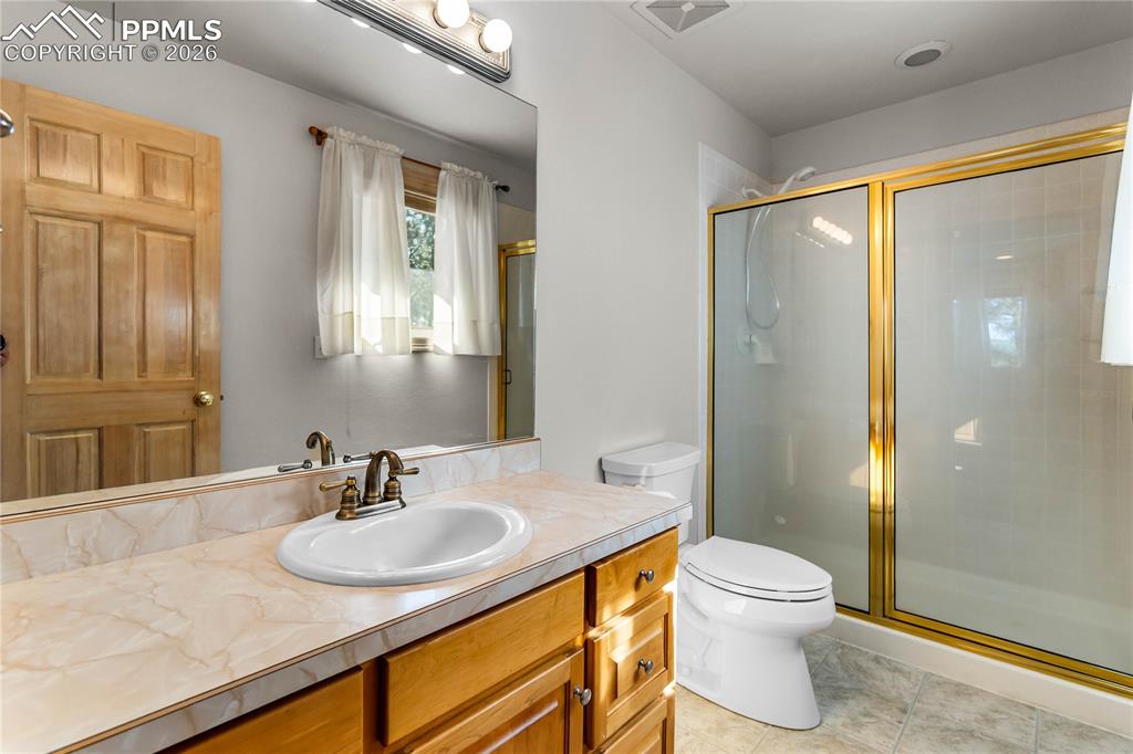 Image 35 of 50: Bathroom