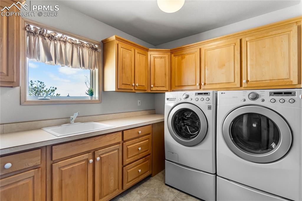 Image 36 of 50: Laundry