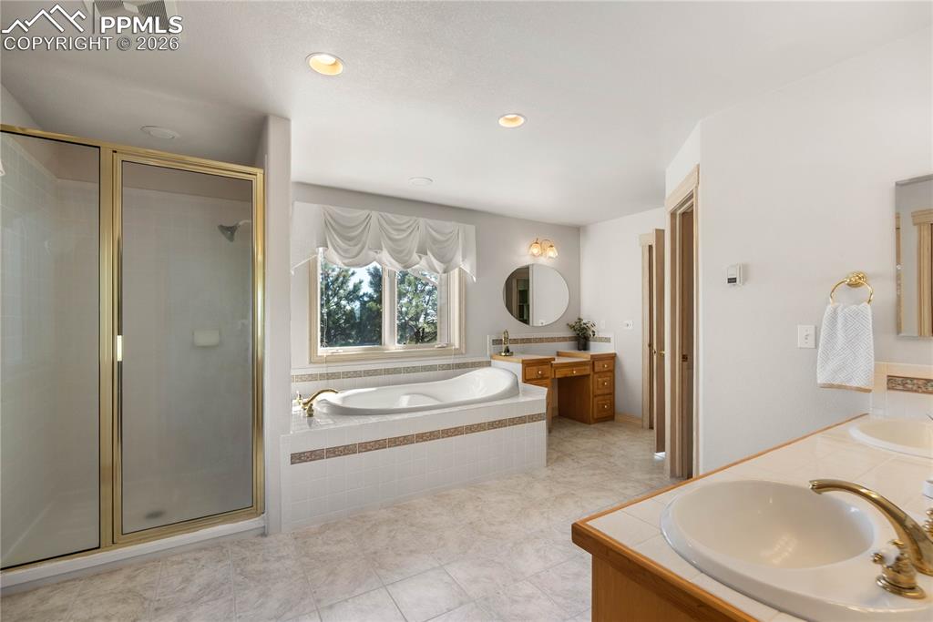 Image 40 of 50: Bathroom