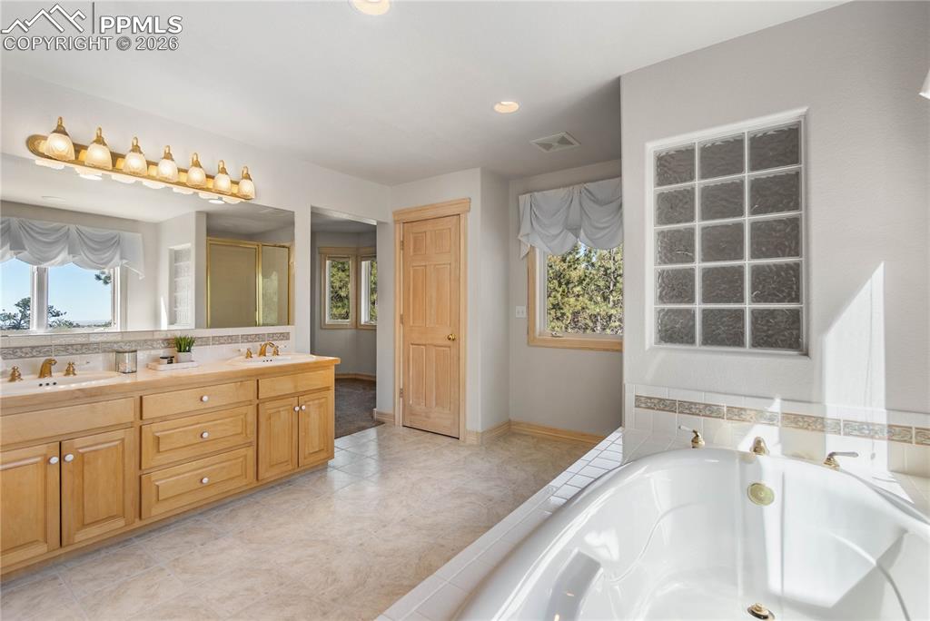 Image 41 of 50: Bathroom