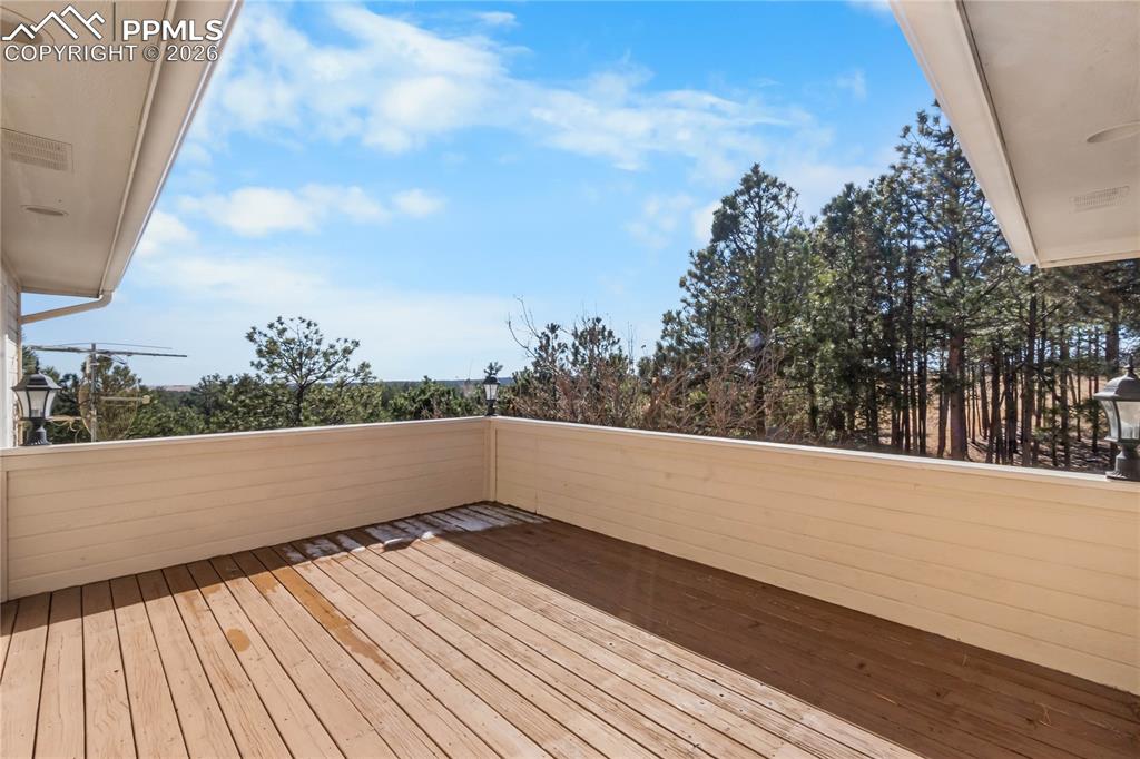 Image 44 of 50: Deck