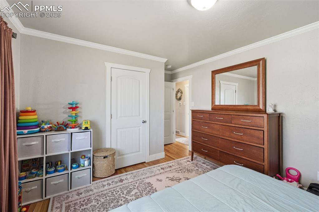 Image 13 of 21: Bedroom