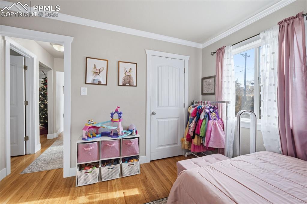 Image 16 of 21: Bedroom