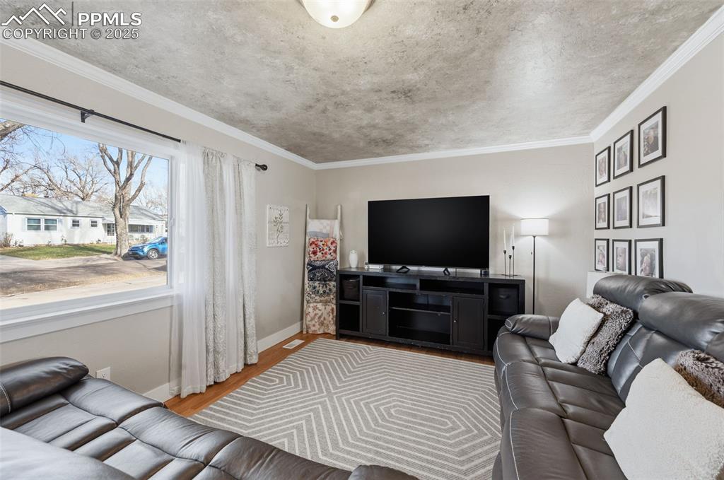 Image 4 of 21: Living Room