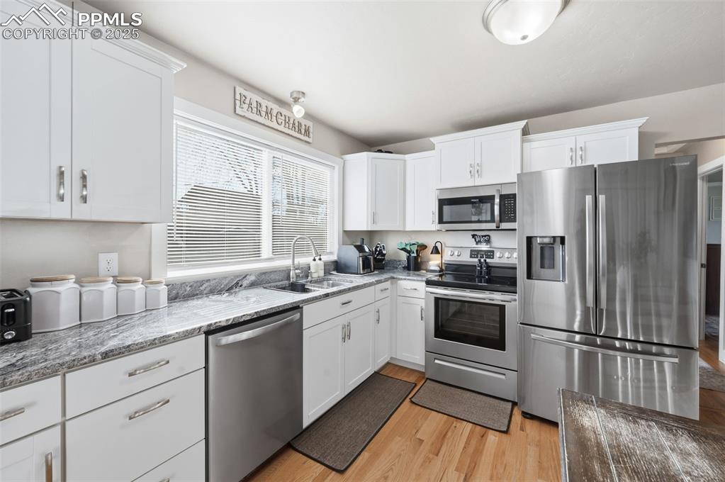 Image 7 of 21: Kitchen