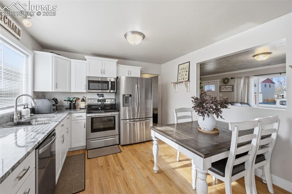 Image 9 of 21: Kitchen