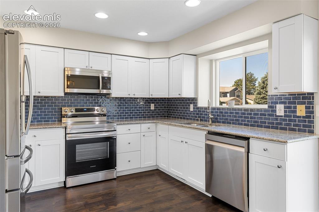 Image 17 of 35: Kitchen W/ Granite Countertops