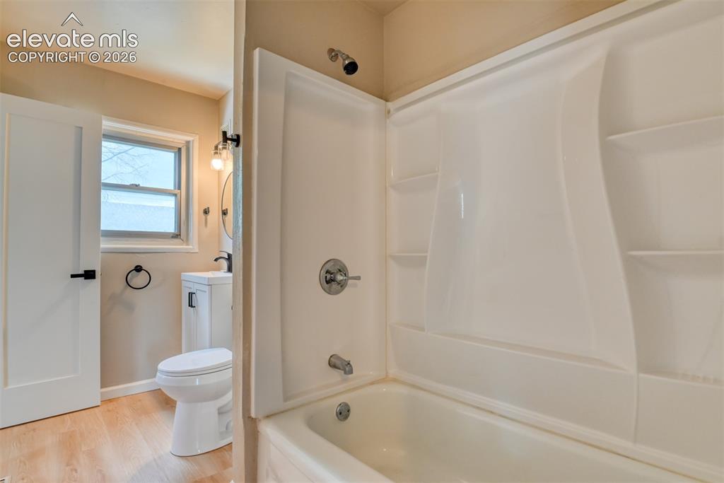 Image 5 of 50: Bathroom