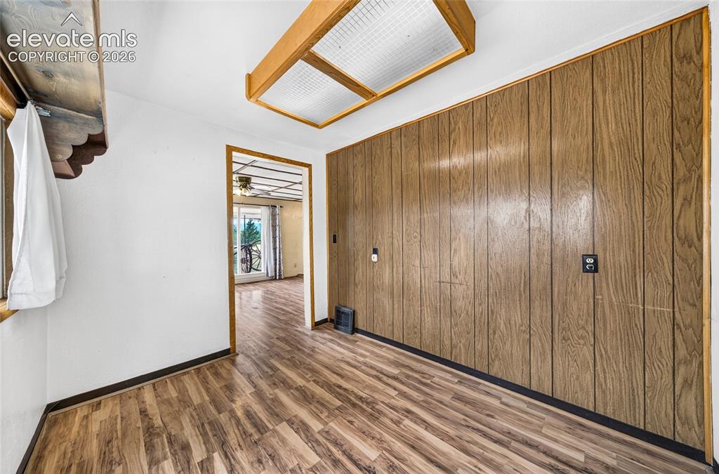 Image 10 of 45: Dining Area