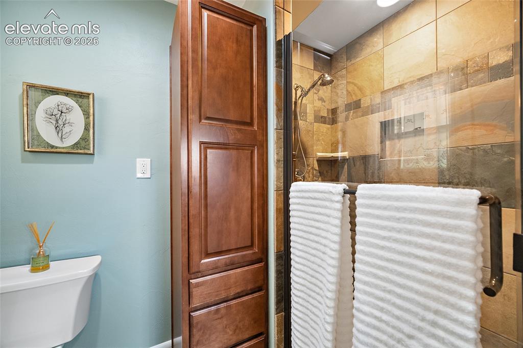 Image 20 of 46: Bathroom