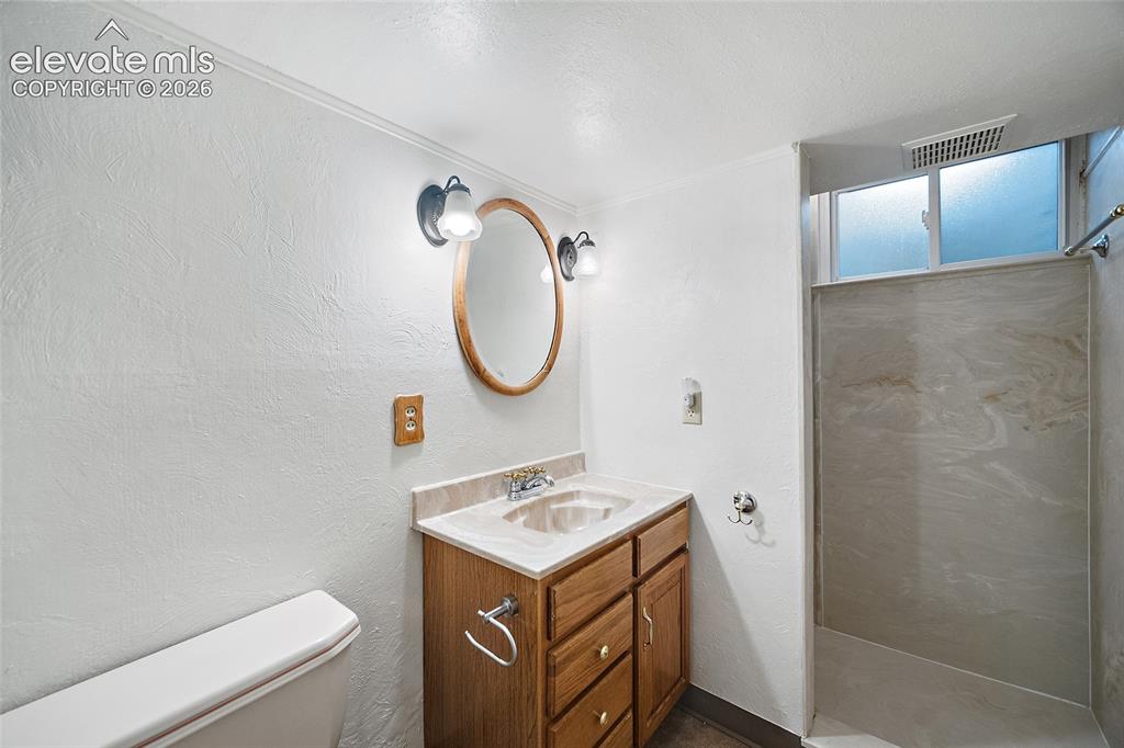 Image 29 of 46: Bathroom