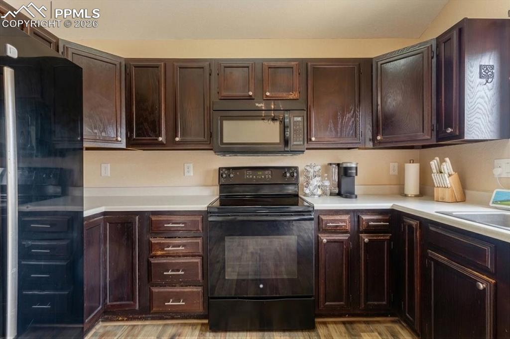 Image 13 of 49: Kitchen
