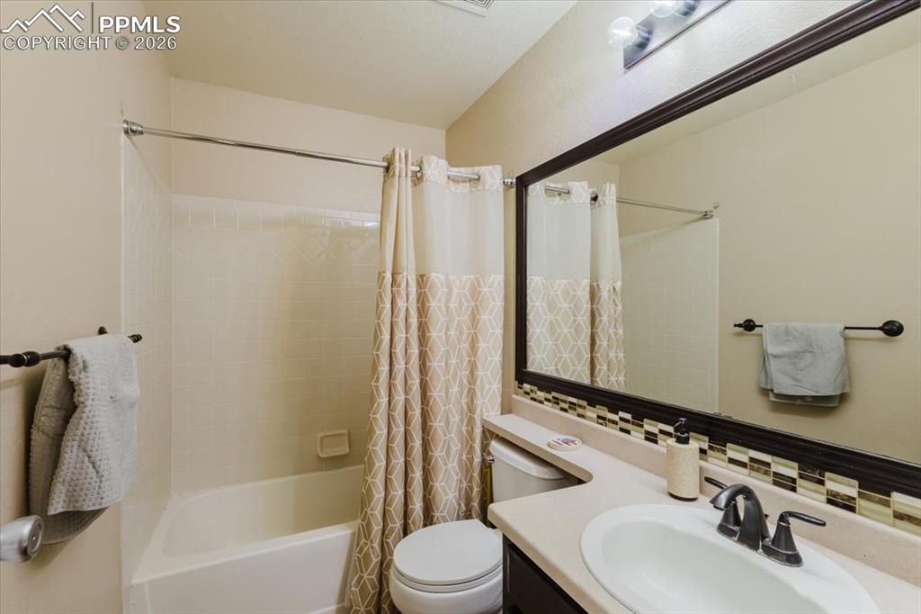 Image 18 of 49: Bathroom