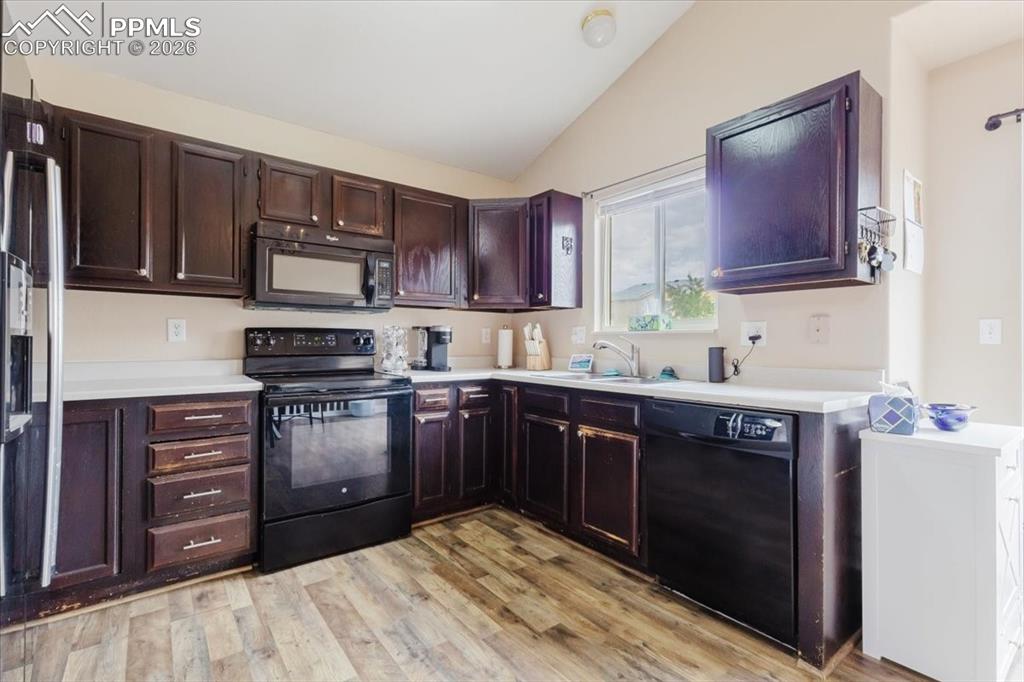 Image 9 of 49: Kitchen