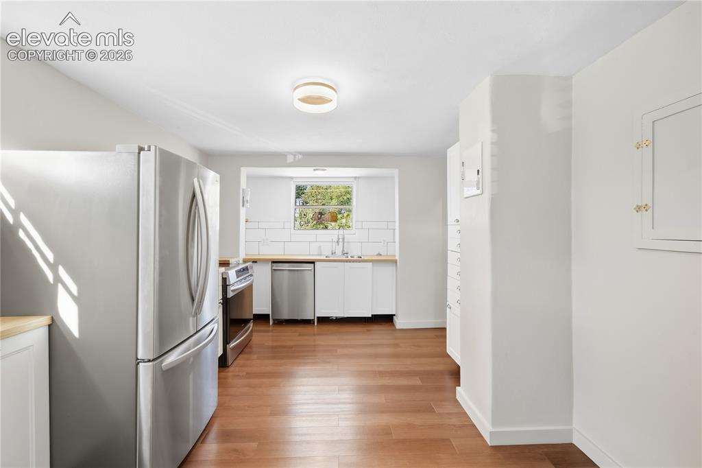 Image 10 of 26: Kitchen