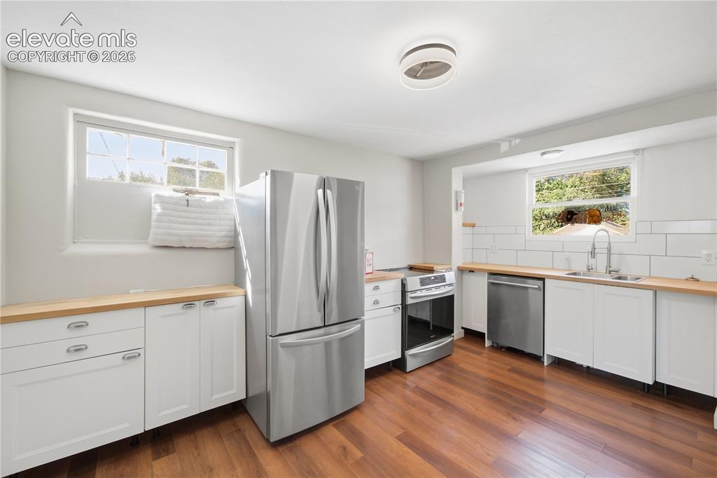 Image 11 of 26: Kitchen