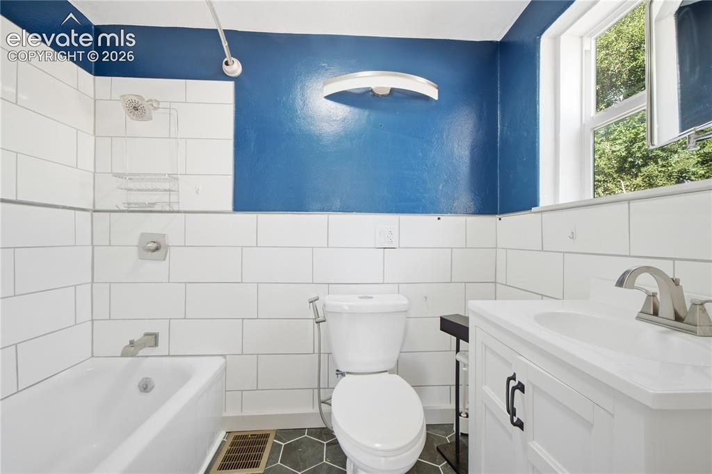 Image 13 of 26: Bathroom
