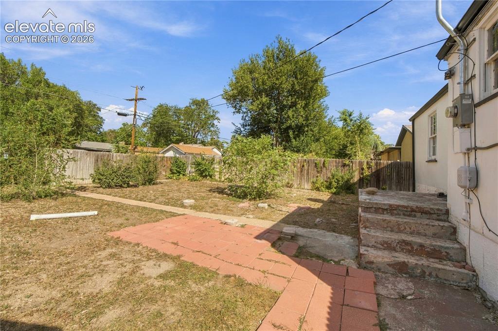 Image 22 of 26: Yard