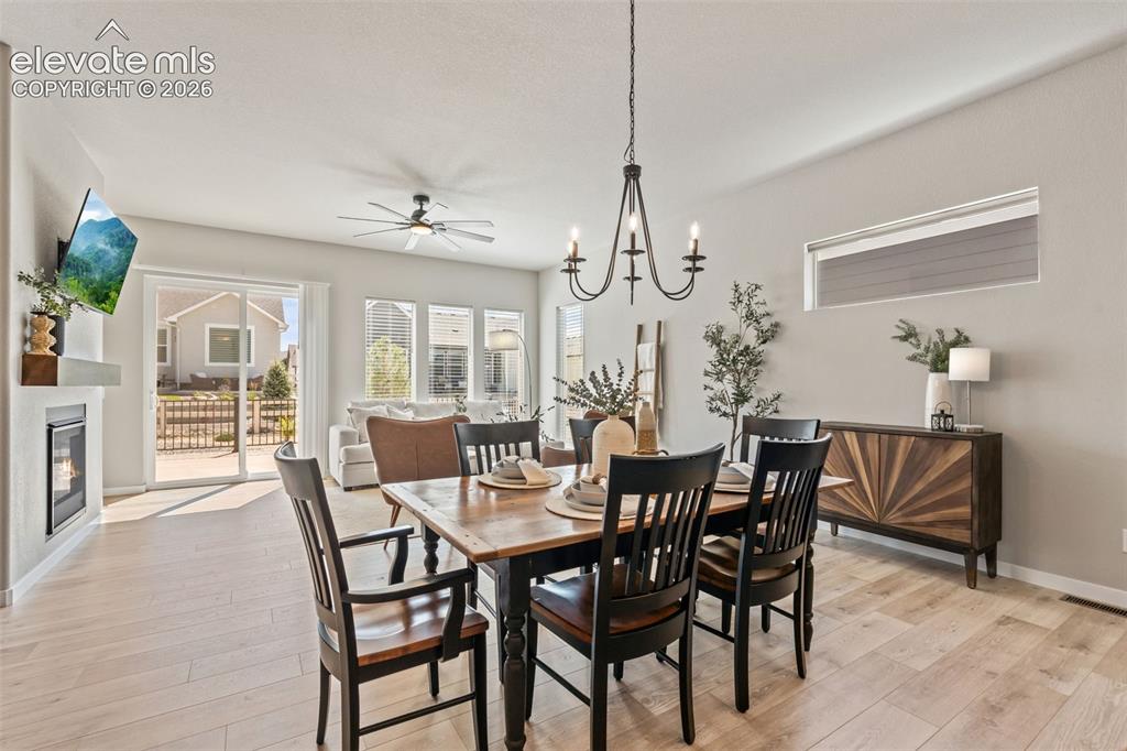 Image 11 of 50: Dining Area