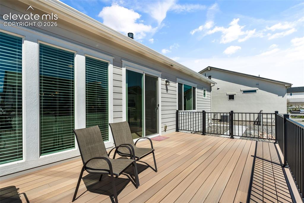 Image 15 of 50: Deck