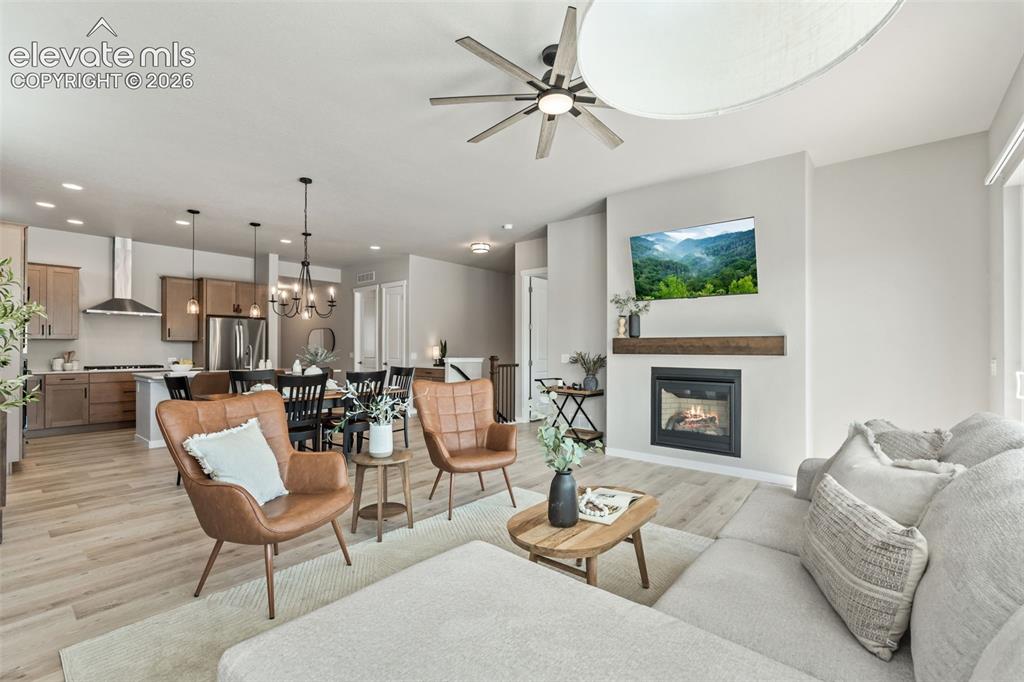 Image 18 of 50: Living Room
