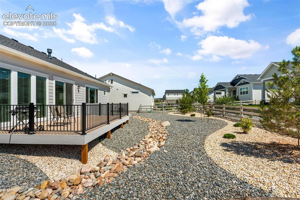 Image 41 of 50: Yard