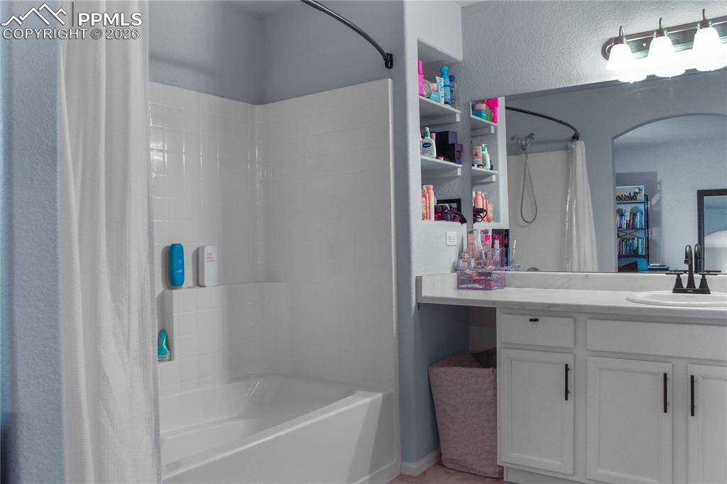 Image 11 of 19: Bathroom